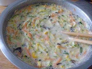 【简单制作的花样饼大全】五彩西葫芦锅塌饼的做法步骤：6