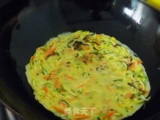 【简单制作的花样饼大全】五彩西葫芦锅塌饼的做法步骤：7