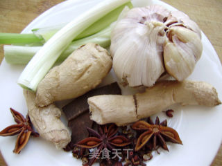 休闲小零食----自制五香花生的做法步骤：2