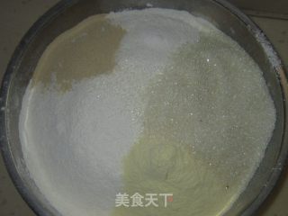 胡萝卜丝面包的做法步骤：2