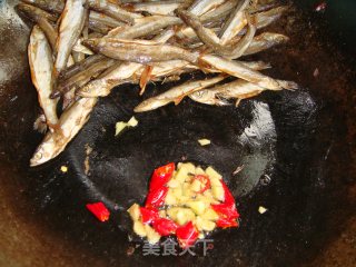 小鱼干拌花生的做法步骤：6
