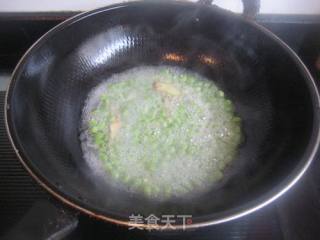 带汤豌豆烧鲥虾的做法步骤：3