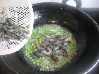 带汤豌豆烧鲥虾的做法步骤：4