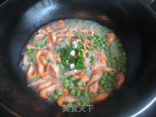 带汤豌豆烧鲥虾的做法步骤：5