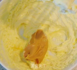 香味浓郁，让人吃了一块还想吃下一块的----------花生酱饼干的做法步骤：6