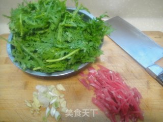 肉丝炒茼蒿的做法步骤：2