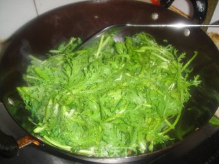 肉丝炒茼蒿的做法步骤：4