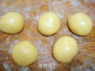 广式莲蓉月饼的做法步骤：3