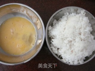 红萝卜鸡蛋炒饭的做法步骤：1