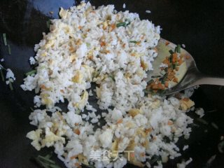 红萝卜鸡蛋炒饭的做法步骤：7