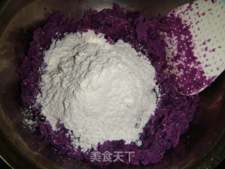 紫薯瓜仁饼的做法步骤：3