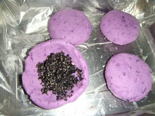 紫薯瓜仁饼的做法步骤：6