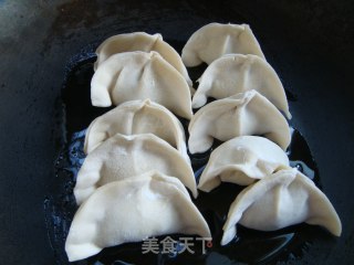 锅贴饺的做法步骤：5