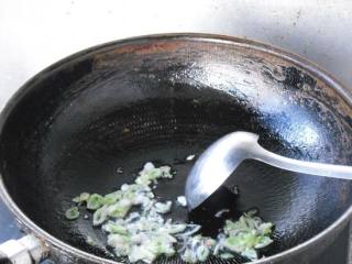 【青椒茄汁小炒】的做法步骤：2