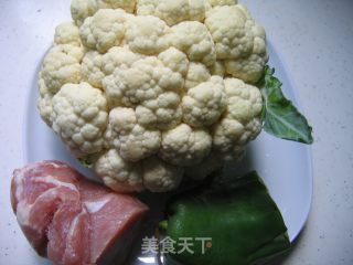 青椒肉片炒花菜的做法步骤：1