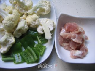 青椒肉片炒花菜的做法步骤：2