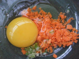 给蛋饼镶朵花------梅花蛋饼的做法步骤：1