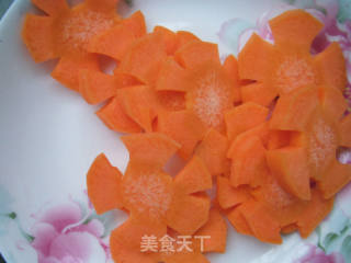 给蛋饼镶朵花------梅花蛋饼的做法步骤：4
