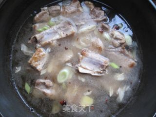 排骨烧土豆的做法步骤：2