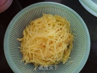 家常快炒-----青椒土豆丝的做法步骤：2