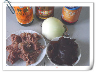 洋葱木耳焖牛肉的做法步骤：1
