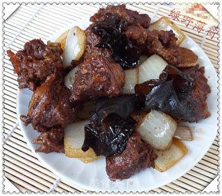 洋葱木耳焖牛肉的做法步骤：9