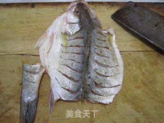 【兔纸私房菜】鲈鱼新做法——鱼香香菇铁板鲈鱼的做法步骤：2