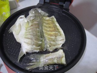 【兔纸私房菜】鲈鱼新做法——鱼香香菇铁板鲈鱼的做法步骤：5