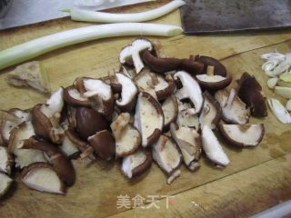 【兔纸私房菜】鲈鱼新做法——鱼香香菇铁板鲈鱼的做法步骤：7