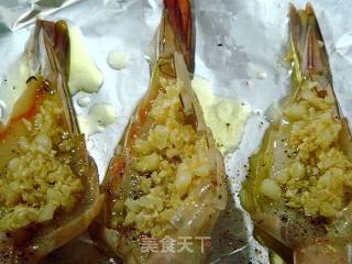 焗烤菜肴“蒜蓉芝士焗大虾”的做法步骤：3
