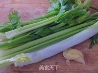 【简单制作的花样饼大全】多层牛肉芹菜馅饼的做法步骤：3