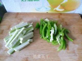 尖椒丝瓜条的做法步骤：2