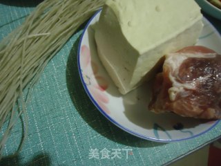 猪肉豆腐炖粉条的做法步骤：1