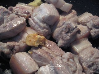 红烧肉焖豆角干的做法步骤：2