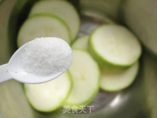 最简单的韩式家常菜—香煎西葫芦的做法步骤：1