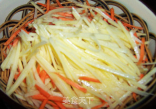 节日餐桌上的快手菜--炝拌酸辣土豆丝的做法步骤：1