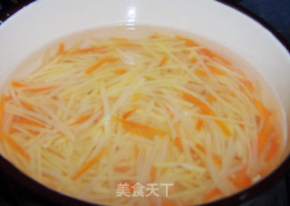 节日餐桌上的快手菜--炝拌酸辣土豆丝的做法步骤：4