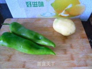尖椒土豆丝的做法步骤：1