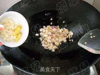 酸菜酱鱼丁面的做法步骤：7