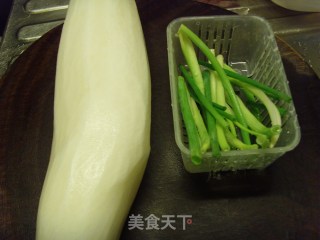 葱香白蘿蔔絲的做法步骤：1