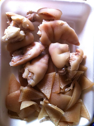 老汤煲猪蹄干豆腐的做法步骤：1