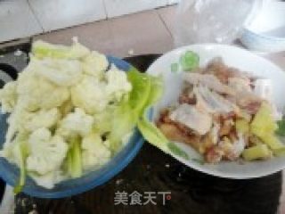 鸡翅炒菜花的做法步骤：1