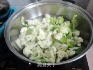 鸡翅炒菜花的做法步骤：6