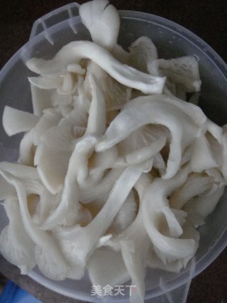 黄豆酱拌平菇的做法步骤：1