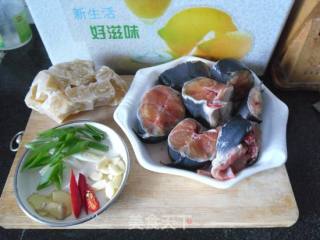【鲶鱼炖冻豆腐】的做法步骤：1