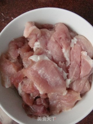 丝瓜炒肉片的做法步骤：2