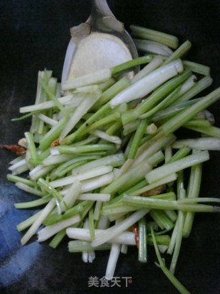炝炒芹菜的做法步骤：4