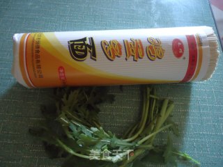 茼蒿清汤面的做法步骤：1