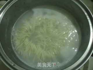 茼蒿清汤面的做法步骤：4