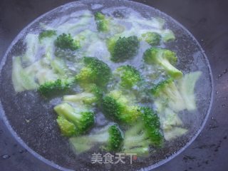 酱牛肉拌腐竹西兰花的做法步骤：4